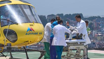 Bild: Niranjan Shrestha/AP/dpa
Der Bergführer wurde nach seiner Rettung in ein Krankenhaus gebracht.