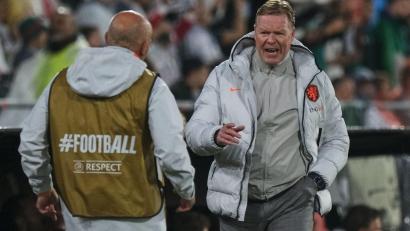 Bild: Patrick Post/AP/dpa
Oranje-Coach Ronald Koeman (r) konnte mit dem 0:1 gegen Algerien nicht zufrieden sein.