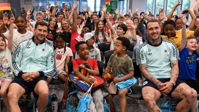 Bild: Federico Gambarini/dpa
Leon Goretzka (l.) und David Raum (r.) beantworten Fragen von Kindern im Goethe-Institut in Chicago.