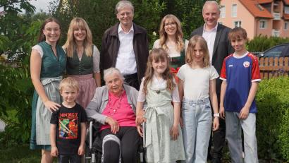 Bild: fvo
Geistig frisch feiert Theresia Feneis (vorne) ihren 95. Geburtstag. Der Waldthurner Bürgermeister Georg Bocka (hinten rechts) und Pfarrer Norbert Götz (hinten Mitte) gratulieren.