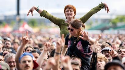 Archivbild: Daniel Karmann/dpa
Auch die Anreise der Musikfans und der Ablauf des Open-Airs erfordert viel Logistik.