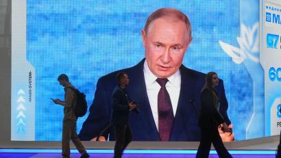 Bild: Dmitri Lovetsky/AP/dpa
Kremlchef Wladimir Putin weist westliche Warnungen vor einem baldigen Überfall Moskaus auf ein Nato-Land als Unsinn zurück.