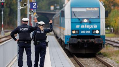 Bild: Daniel Karmann/dpa
Bundespolizisten weisen per Handzeichen den Lokführer eines Zuges aus Prag in Richtung München darauf hin, dass sie zur Kontrolle des Einreiseverkehrs zusteigen werden. (Archivbild)