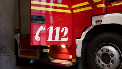 Bild: Niklas Treppner/dpa
Die Feuerwehr holte vier Menschen aus dem Haus und vom Dach. (Symbolbild)