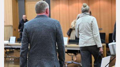 Bild: Julian Stratenschulte/dpa
Zum Prozessauftakt vor dem Landgericht Braunschweig benötigte der Staatsanwalt zwei Stunden für die Verlesung der Vorwürfe.