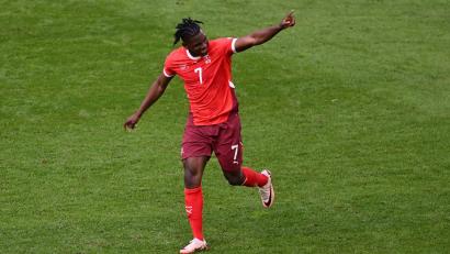 Bild: David Inderlied/dpa
Breel Embolo hat sein Visum für die USA bekommen. (Archivbild)