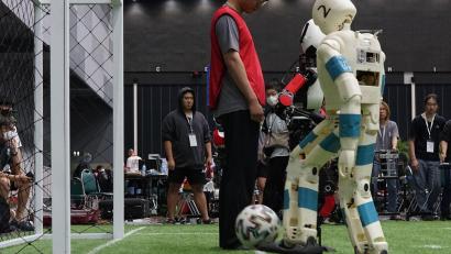 Bild: Universität Bonn/Autonome Intelligente Systeme/dpa
Spielende Fußballroboter gibt es schon länger - doch auch im menschlichen Fußball könnten in den nächsten Jahren verstärkt Assistenzroboter Einzug halten. (Archiv)