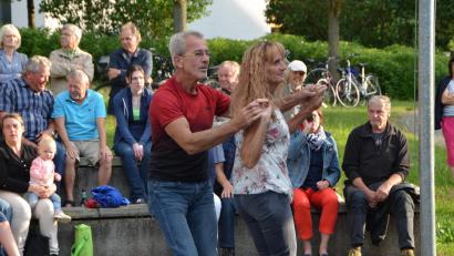 Archivbild: dob
Wer es nicht mehr auf seinem Platz aushält, darf auch das Tanzbein schwingen.