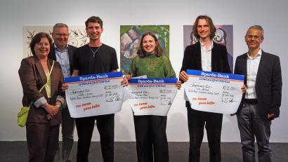 Bild: Georg Birner
Die Gewinner des Kunstpreises. Von links nach rechts: Sabine Seberak (Sparda-Bank Amberg), Michael Cerny, LEITI, Theresa Eberl, Luis Weiland und Michael Gruber (Vorstandsvorsitzender der Sparda-Bank Ostbayern eG).