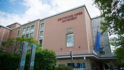 Bild: Maja Hitij/dpa
Kehrtwende für einen Kulturbetrieb: Statt milliardenschwerem Neubau setzt Düsseldorf für die Deutsche Oper am Rhein nun auf eine Sanierung im laufenden Betrieb. (Archivbild)