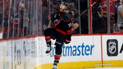Bild: Karl B DeBlaker/AP/dpa
Die Hurricanes lagen 0:2 hinten und gewannen das zweite Duell mit den Golden Knights dennoch.