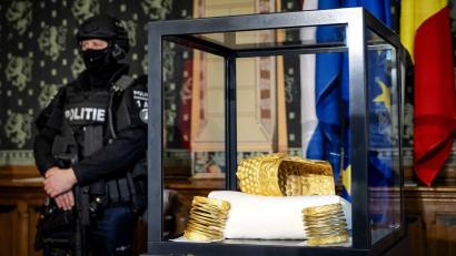 Bild: Sem Van Der Wal/ANP/dpa
Die Diebe stahlen auch diesen Goldhelm. (Archivbild)