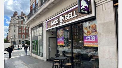Bild: Julia Kilian/dpa
Blick auf eine Taco Bell-Filiale in London. Die US-Fast-Food-Kette Taco-Bell unternimmt den zweiten Anlauf zur Expansion in Deutschland. (Archivbild)