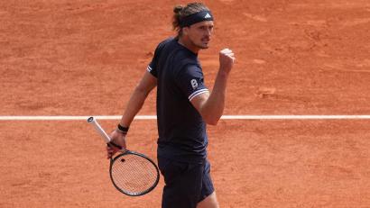 Bild: Thibault Camus/AP/dpa
Jubelt über einen Punktgewinn: Alexander Zverev.