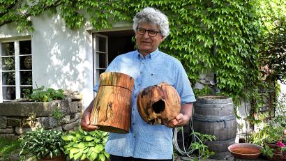 Bild: Ulla Britta Baumer
Die Kreativität von Drechsler Kurt Weiß ist grenzenlos, nun auch über den Tod hinaus. Seit einiger Zeit drechselt er auch Urnen aus Holz, manchmal stammt dies von einem alten Baum des Auftraggebers aus dessen Garten. Auch die runde Variante ist jederzeit als etwas andere Urne möglich.
