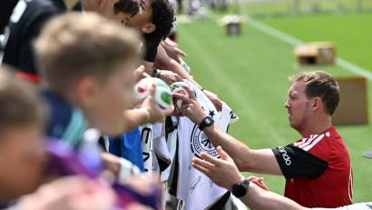 Bild: Federico Gambarini/dpa
Julian Nagelsmann schreibt Autogramme für Fans der Nationalmannschaft (Archivbild).