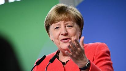 Bild: Sebastian Christoph Gollnow/dpa
Die frühere Bundeskanzlerin Merkel nimmt die derzeitige Bundesregierung in Schutz. (Archivfoto)
