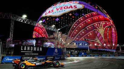 Bild: John Locher/AP/dpa
Bis mindestens 2037 sollen Formel-1-Fahrer mit den Attraktionen von Las Vegas als Hintergrund Rennen fahren. (Archiv-Foto)