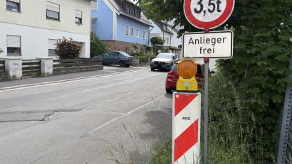 Bild: ge
Das ist der Knackpunkt: Die Wilhelm-Busch-Straße ist beschränkt auf 3,5 Tonnen und Anliegerverkehr, außerdem Zone 30. Nicht jeder hält sich daran.