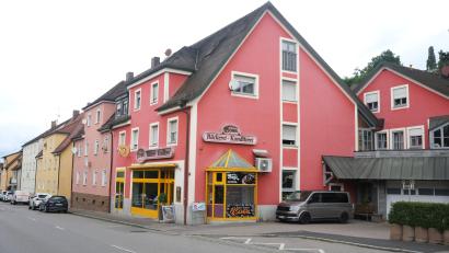 Bild: Rudolf Hirsch
Die Bäckerei Scherl an der Wackersdorfer Straße in Schwandorf übernahm zum 1. Mai die „Bäckerei und Konditorei Bittner Melanie GmbH“. Damit endet die 160-jährige Ära eines Schwandorfer Traditionsunternehmens.