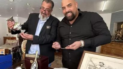 Bild:  Lagrene
Marco (links) und Samuel Lagrene begutachten am Freitag, 12. Juni, im Hotel Birkenhof Schmuck und Antiquitäten.