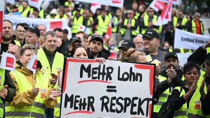 Bild: Federico Gambarini/dpa
Beschäftige im Einzelhandel demonstrieren in mehreren deutschen Städten. (Archivbild)