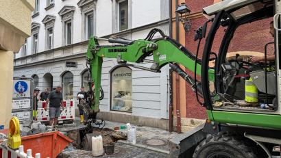Bild: Stephan Huber
In der Lederergasse in Amberg gab es am Dienstag einen Wasserrohrbruch. Inzwischen ist der betroffene Leitungsabschnitt repariert und die aufgegrabene Straße wieder zugegraben.