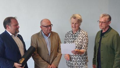 Bild: Landratsamt Tirschenreuth/Wolfgang Fenzl
Dr. Maria Rita Sagstetter vom Staatsarchiv Amberg (zweite von rechts) händigt im Beisein von Landrat Hubert Schicker (links) und 1. Bürgermeister Wolfgang Braun (rechts) die Urkunde an Kreisarchivpfleger Erich Schraml (zweiter von links) aus.