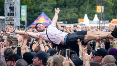 Bild: Daniel Karmann/dpa
Schon am Donnerstag konnten sich die Musikfans bei Partys auf dem Festivalgelände aufwärmen. (Symbolbild)