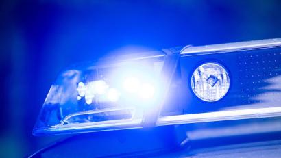 Bild: Lino Mirgeler/dpa
Die Polizei hält einen Kleintransporter auf der A9 an. (Symbolbild)