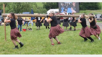 Bild: jua
Die Highland Games erfordern von den Teilnehmern Kraft, Schnelligkeit und Geschicklichkeit, so wie hier beim Baumstammslalom.