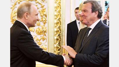Bild: Alexei Druzhinin/POOL SPUTNIK KREMLIN/AP/dpa
Ex-Bundeskanzler Gerhard Schröder und Kremlchef Wladimir Putin hatten nach russischen Angaben ein Vieraugengespräch. (Archivbild)