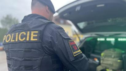 Bild: Policie ČR
Ein Bild der tschechischen Polizei zeigt einen Beamten beim Einsatz in Kynšperk.