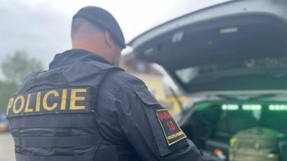 Bild: Policie ČR
Ein Bild der tschechischen Polizei zeigt einen Beamten beim Einsatz in Kynšperk.