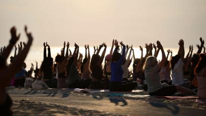 Bild: Christian Charisius/dpa
Hunderte Menschen nehmen an einer öffentlichen Yoga-Stunde am frühen Morgen am „Oak Street Beach“ am Lake Michigan teil.