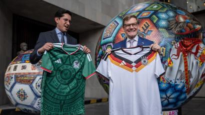 Bild: Michael Kappeler/dpa
Außenminister Wadephul (rechts) beim Trikotrausch mit seinem Amtskollegen aus Mexiko, Roberto Velasco Alvarez.