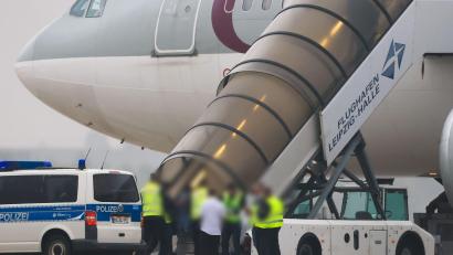Bild: Jan Woitas/dpa
Die erste Abschiebung nach Kabul nach der Machtübernahme der Taliban kam mit Hilfe des Golfemirats Katar zustande. Inzwischen gibt es direkte Kontakte Deutschlands zu den militant-islamistischen Machthabern. (Archivfoto)