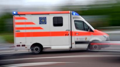 Bild: Hendrik Schmidt/dpa-Zentralbild/dpa
Sanitäter bringen den 47-Jährigen in eine Klinik. (Symbolbild)