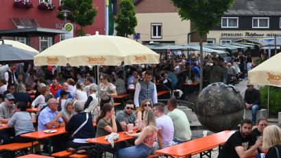 Archivbild: kki
Rund um den Pirker Brunnen wird der Dorfplatz beim Pirkerfest wieder zur guten Stube der Gemeinde. Heuer feiern die Vereine am 14. Juni bereits die 20. Auflage des beliebten Festes.