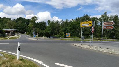 Bild: ald
An der Rußweiher-Kreuzung in Eschenbach kommt es immer wieder zu Unfällen. Das Staatliche Bauamt hat deshalb eine umfassende Neugestaltung der Kreuzung geplant.