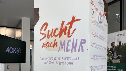 Bild: AOK Weiden
Das Jugendzentrum Weiden und die AOK Nordoberpfalz haben eine interaktive Ausstellung zur Suchtprävention mit dem Thema „Sucht nach Mehr“ gestaltet.