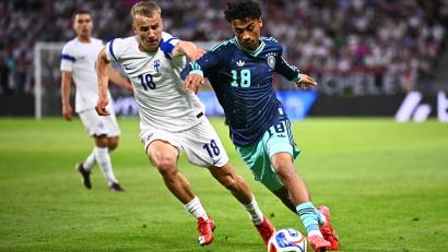 Bild: Tom Weller/dpa
Jung, schnell und umworben: Nathaniel Brown (r) in Aktion beim 4:0 gegen Finnland. (Archivild)