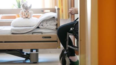 Bild: Sebastian Kahnert/dpa
Gesundheitsministerin Warken stehen bei Pflegereform schwierige Verhandlungen bevor. (Archivbild)
