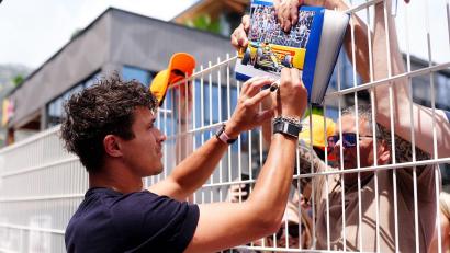 Bild: David Davies/PA Wire/dpa
Umschwärmt: Weltmeister Lando Norris ist der Fahrer mit den meisten Rennen für McLaren.