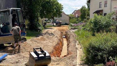 Bild: jp
Nach der Verlegung der Versorgungsleitungen werden die Hausanschlüsse eingebaut.