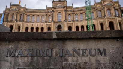 Bild: Peter Kneffel/dpa
Die Abgeordneten des bayerischen Landtags bekommen ab Juli mehr Geld. (Archivbild)