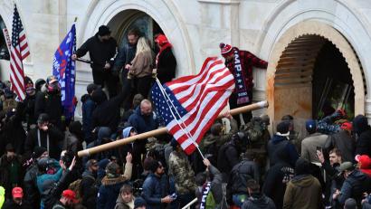 Bild: Essdras M. Suarez/Zuma Press/dpa
Beim Sturm aufs US-Kapitol am 6. Januar 2021 war auch der damals 19 Jahre alte Kadett Elias Irizarry dabei - mittlerweile hat er eine Anstellung beim US-Verteidigungsministerium. (Archivbild)
