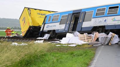 Bild: Peøina Ludìk/CTK/dpa
Bei Prostejov in Tschechien sind ein Personenzug und ein Lastwagen zusammengestoßen.