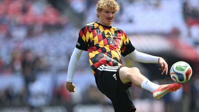 Bild: Federico Gambarini/dpa
Die DFB-Spieler um Nick Woltemade wärmten sich in auffälligen Shirts auf.