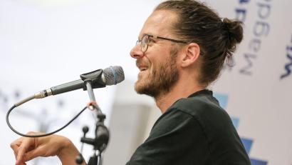 Bild: Peter Gercke/dpa
Buchautor Arne Semsrott las zweimal in Magdeburg. Sowohl das Kulturzentrum Moritzhof als auch die Zentralbibliothek waren ausverkauft.